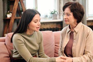 Nefungující vztahy nebo přejídání. I tak se projevuje hlad po mateřské lásce - Novinky